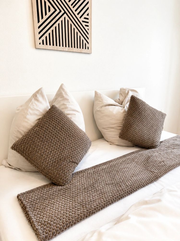 Schlafzimmer einer BlackHome Ferienwohnung am Titisee